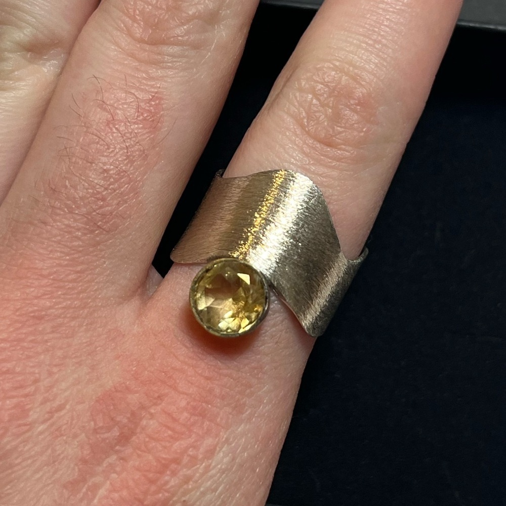 Sterling silver wave ring citrine stone
Size 7.5
Gorgeous!